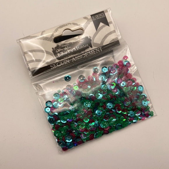 Papercrafting Bundle — Stamps, Dies, Embossing Folder, and More - Picture 10 of 10